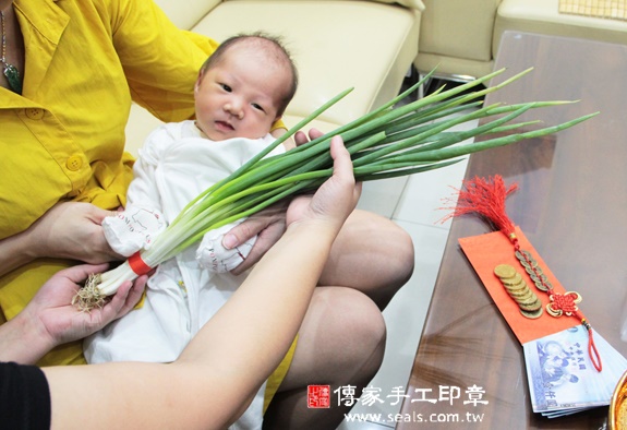 王寶寶(新竹市到府嬰兒寶寶滿月剃頭理髮、免費到府嬰兒剃胎毛儀式吉祥話)。到府剃頭剃胎毛主持、專業拍照、DVD光碟、證書。★購買「臍帶章、肚臍章、胎毛筆刷印章」贈送：剃頭、收涎、抓周，三選一。2015.11.19 照片13